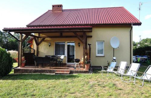 Kolczewo House | Holiday Home in Kolczewo by the Lake