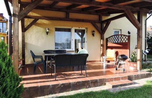 Kolczewo House | Holiday Home in Kolczewo by the Lake