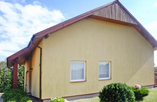 Kolczewo House | Holiday Home in Kolczewo by the Lake