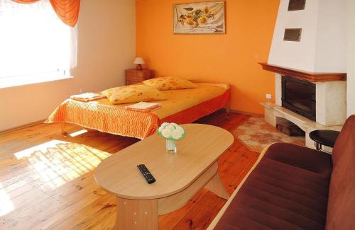 Kolczewo House | Holiday Home in Kolczewo by the Lake