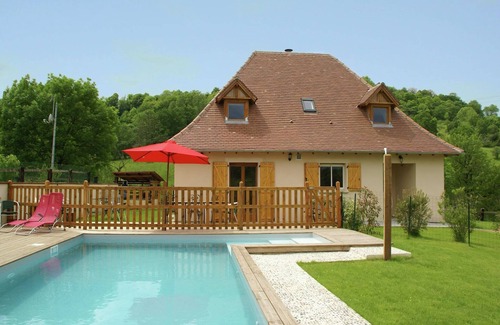 Loubressac House | Holiday Home in Loubressac with Pool & Garden