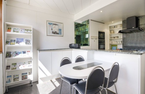 Vleteren House | Holiday Home in Oostvleteren with Garden