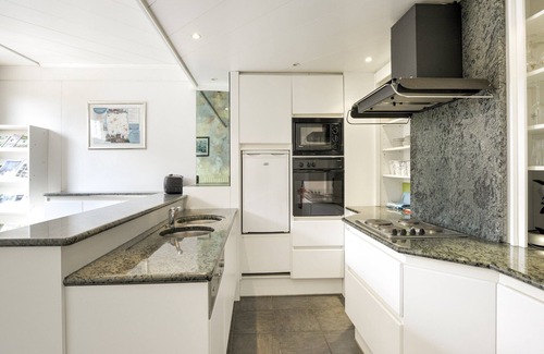 Vleteren House | Holiday Home in Oostvleteren with Garden