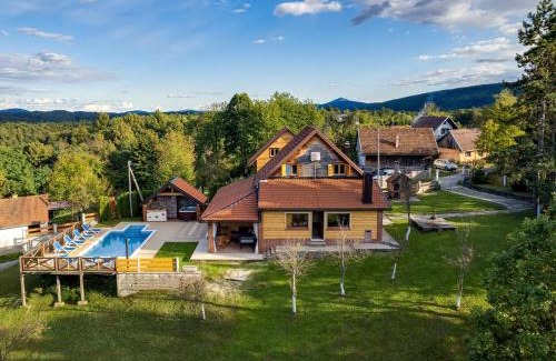 Gornje Dubrave House | Holiday Home in Ogulin with Pool & Rafting