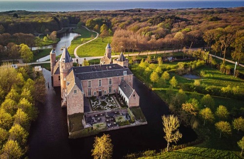 Municipality of Veere House | Holiday Home in Oostkapelle near Forest
