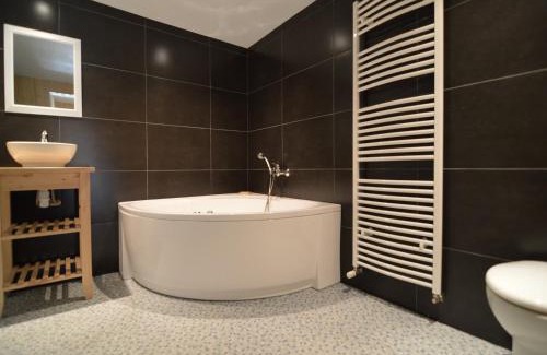 Saint-Omer House | Holiday Home in Saint-Omer near Lake & Forest