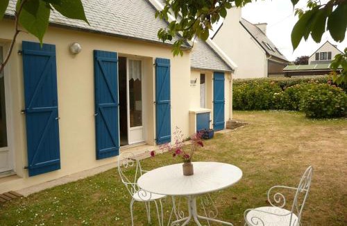 Ploudalmezeau House | Holiday Home in Treompan near Sandy Beaches