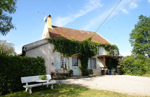 Vitry-Lache House | Holiday Home in Vitry-Laché near Lake
