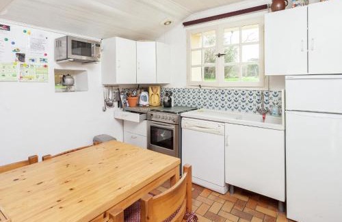 Vitry-Lache House | Holiday Home in Vitry-Laché near Lake