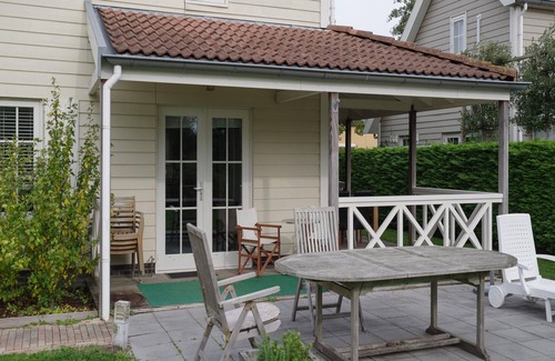 Wemeldinge House | Holiday Home in Zeeland with Garden