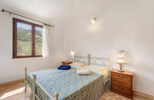 Fluminimaggiore House | Holiday Home 'Iperico' with Mountain View, Wi-Fi and Air Conditioning
