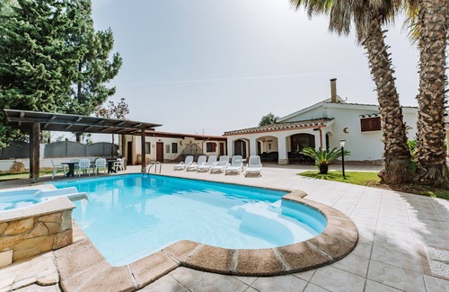 Quartu Sant'Elena House | Holiday Home 'Villa Hollywood Con Piscina' with Private Pool, Private Terrace and Wi-Fi