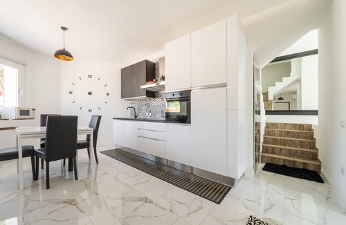 Quartu Sant'Elena House | Holiday Home 'Villa Leon with Private Pool' with Sea View, Wi-Fi and Air Conditioning