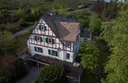 Brilon House | Holiday Home 'Jachthuus Mit Anbau' with Mountain View, Private Terrace and Wi-Fi