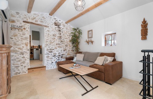 Toulon House | Holiday Home 'Joli Gîte' with Mountain View, Private Terrace and Wi-Fi