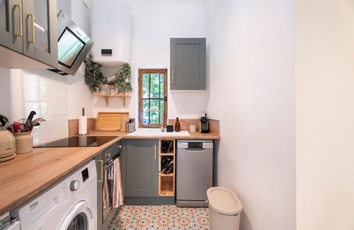 Toulon House | Holiday Home 'Joli Gîte' with Mountain View, Private Terrace and Wi-Fi