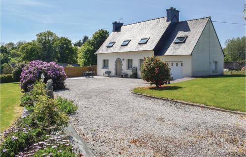 Ploubezre House | Holiday Home Kerguigniou