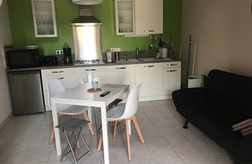 Saint-Crepin House | Holiday Home 'L'abricotier' with Shared Pool, Wi-Fi and Air Conditioning