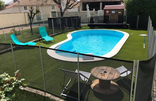 Saint-Crepin House | Holiday Home 'L'abricotier' with Shared Pool, Wi-Fi and Air Conditioning