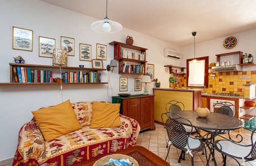 San Teodoro City Centre House | Holiday Home 'La Casa Di Margaret' with Private Terrace, Private Garden and Air Conditioning