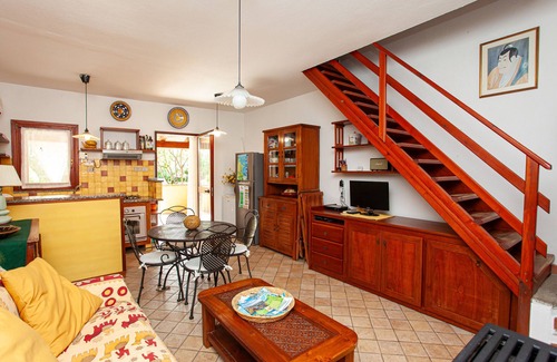 San Teodoro City Centre House | Holiday Home 'La Casa Di Margaret' with Private Terrace, Private Garden and Air Conditioning