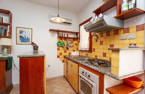 San Teodoro City Centre House | Holiday Home 'La Casa Di Margaret' with Private Terrace, Private Garden and Air Conditioning