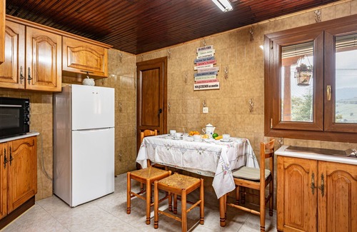 San Juan de Parres House | Holiday Home 'La Casa De Los Güelos' with Mountain View, Shared Pool and Wi-Fi