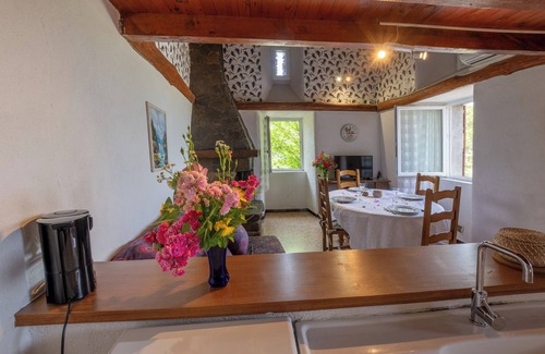 Gravieres House | Holiday Home 'La Clède' with Mountain View, Shared Pool and Air Conditioning