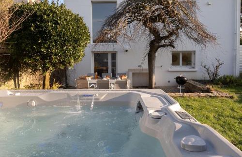 Brignogan-Plage House | Holiday Home La Lividig Bleue by Interhome