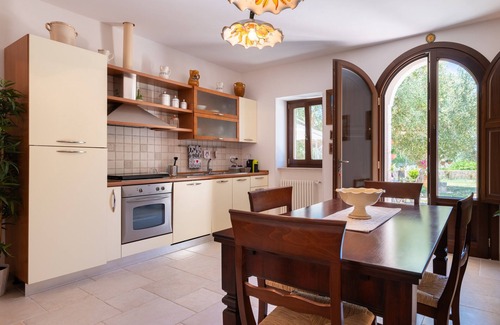 Cisternino House | Holiday Home 'La Lamia 21' with Private Garden, Wi-Fi and Air Conditioning