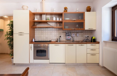 Cisternino House | Holiday Home 'La Lamia 21' with Private Garden, Wi-Fi and Air Conditioning
