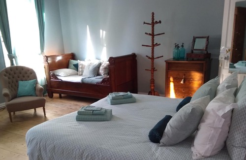 Bonnes House | Holiday Home 'la maison du Bonnesheur ' with Private Terrace, Private Garden and Wi-Fi