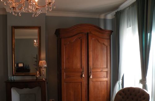 Bonnes House | Holiday Home 'la maison du Bonnesheur ' with Private Terrace, Private Garden and Wi-Fi