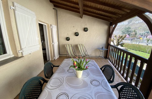 Cajarc House | Holiday Home 'La Maison Du Tour De Ville' with Mountain View, Wi-Fi and Air Conditioning