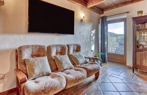 Le Bosc House | Holiday Home "La Maison D'Abel" with Private Terrace, Private Garden and Wi-Fi