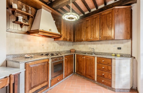 Villa A Roggio House | Holiday Home 'Lavanda' with Mountain View, Shared Pool and Wi-Fi