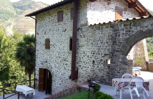 Villa A Roggio House | Holiday Home 'Lavanda' with Mountain View, Shared Pool and Wi-Fi