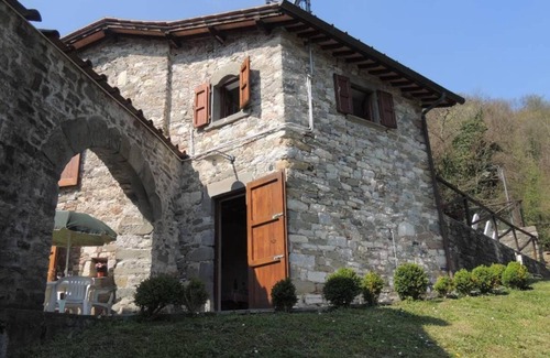 Villa A Roggio House | Holiday Home 'Lavanda' with Mountain View, Shared Pool and Wi-Fi