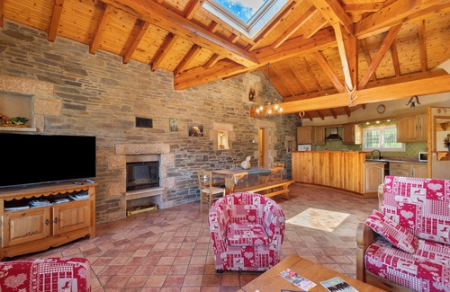 Formigueres House | Holiday Home 'Le Calmadou' with Mountain View, Private Terrace and Wi-Fi