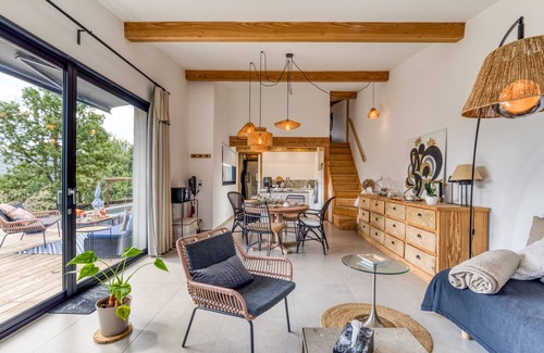 Bedarieux House | Holiday Home 'Le Mas De Coeur' with Mountain View, Wi-Fi and Air Conditioning