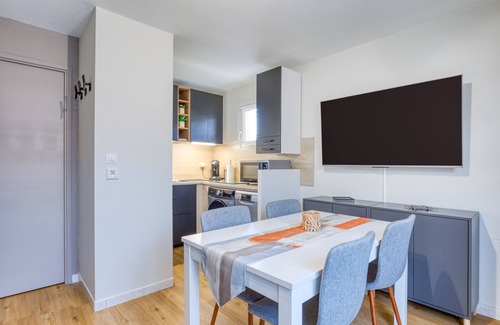Frontignan House | Holiday Home 'Le Mas De La Mer' with Private Terrace and Air Conditioning