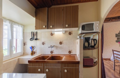 Gravieres House | Holiday Home 'Le Pigeonnier' with Mountain View, Shared Pool and Air Conditioning