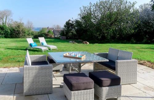 Camaret-sur-Mer House | Holiday Home Le Vieux Chêne by Interhome