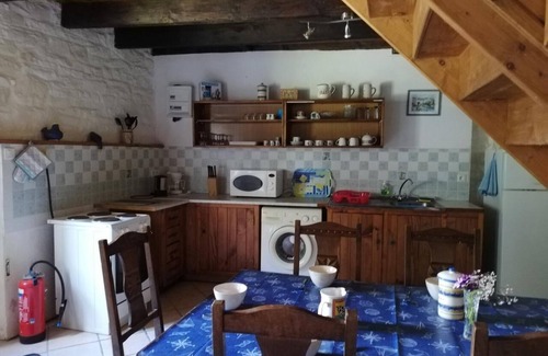 Ploerdut House | Holiday Home 'Les 3 Gîtes De Kerlividic' with Shared Pool, Shared Garden and Wi-Fi