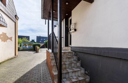 Bottrop Apartment | Holiday Home 'Lichtblick' with Private Terrace, Shared Garden and Wi-Fi