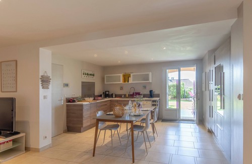 Saint-Privat House | Holiday Home "Logement Spacieux Agréable" with Mountain View, Private Pool & Wi-Fi
