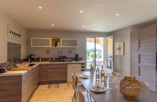 Saint-Privat House | Holiday Home "Logement Spacieux Agréable" with Mountain View, Private Pool & Wi-Fi