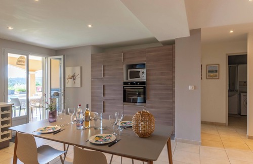 Saint-Privat House | Holiday Home "Logement Spacieux Agréable" with Mountain View, Private Pool & Wi-Fi