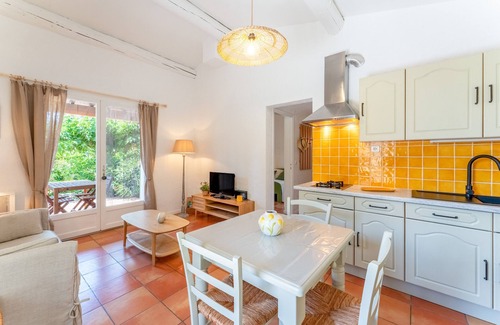 Bedoin House | Holiday Home 'Lou Cigaloun' with Shared Pool, Wi-Fi and Air Conditioning