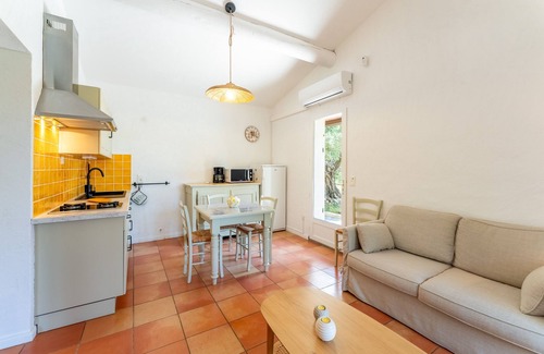Bedoin House | Holiday Home 'Lou Cigaloun' with Shared Pool, Wi-Fi and Air Conditioning
